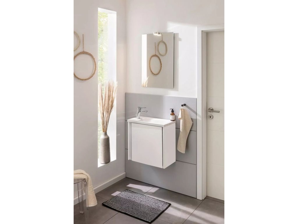 Lavedo Susie 50 – závěsná koupelnová skříňka s umyvadlem z litého mramoru v reálném interiéru